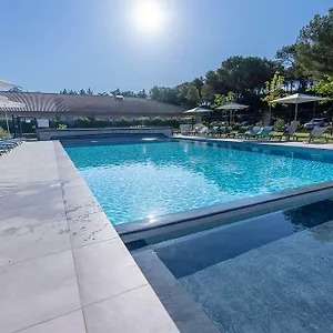 kyriad-residence-cabries.aixenprovencehotels.org/